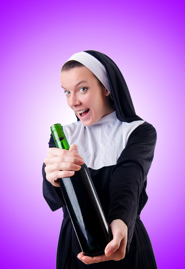 喝酒的修女图片