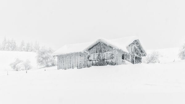 雪山上的茅屋
