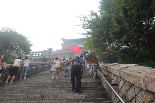 泰山挑山工圖片
