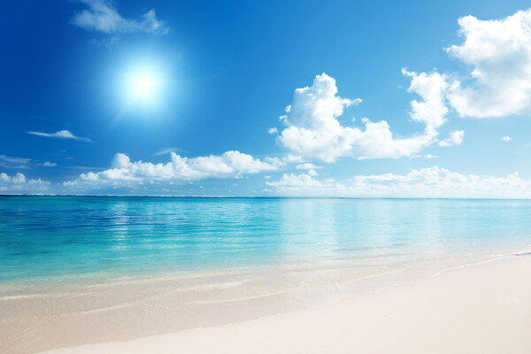 唯美蓝色海滩风景图片