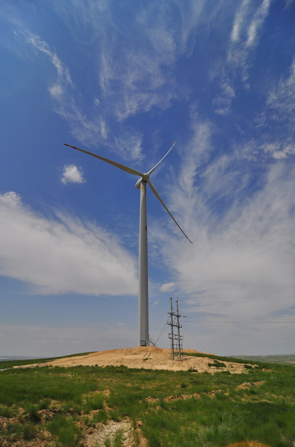 草原上的风力发电机图片