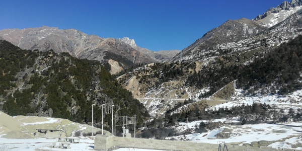 高山雪地荒野风景图片