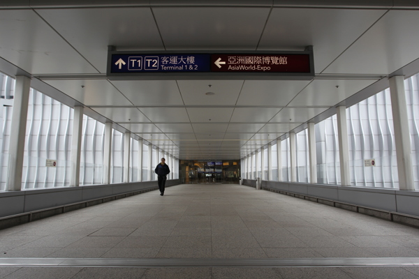 香港机场旅客通道图片