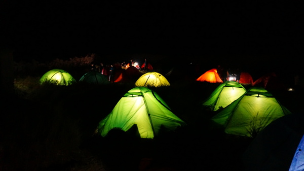 户外露营帐篷夜景图片