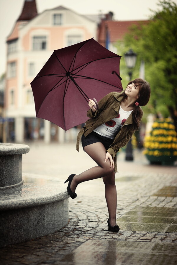 外国女孩与伞图片