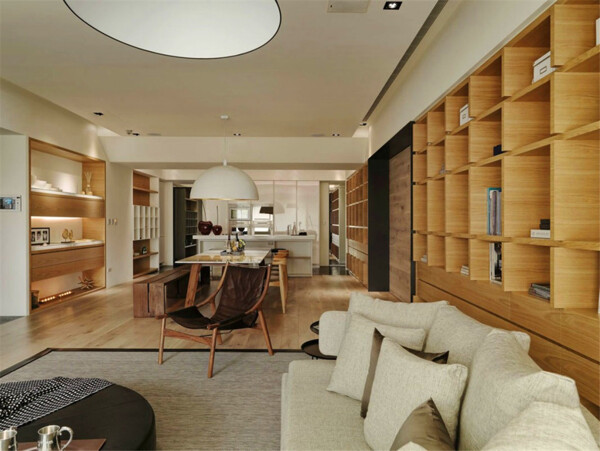 现代雅致客厅深褐色木制展示架室内装修图