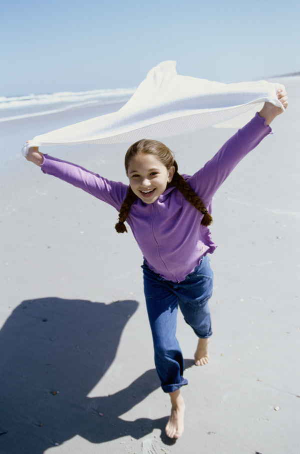 沙滩上玩耍的小女孩图片