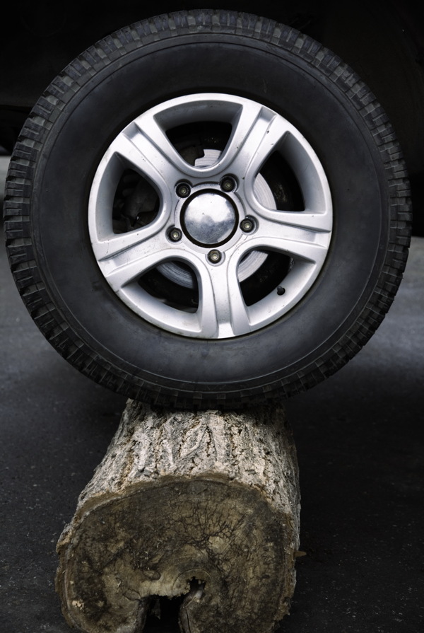 木桩上的汽车轮胎图片