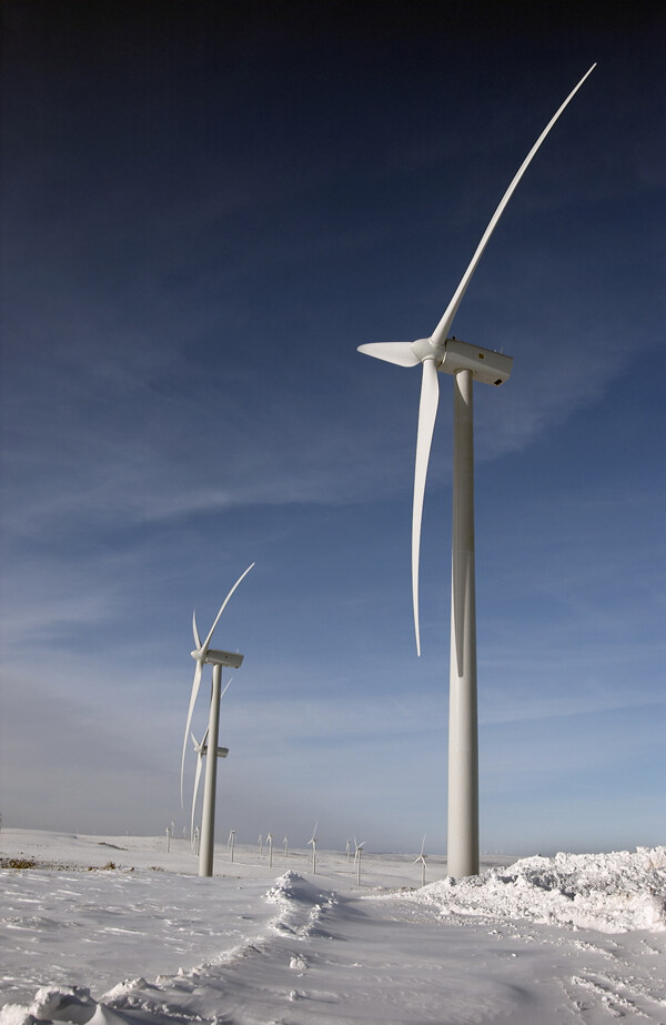 雪地上的风力发电机图片