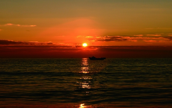 壮观的海边日出图片