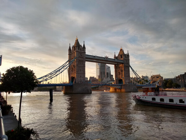 伦敦桥桥结构天际线英语