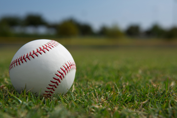 草地上的棒球图片