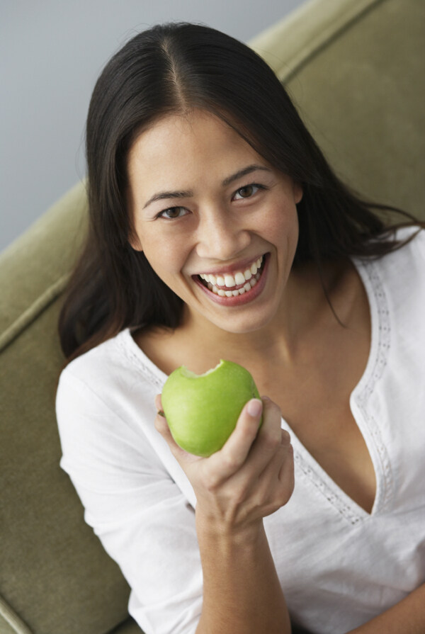 吃水果的开心女人图片