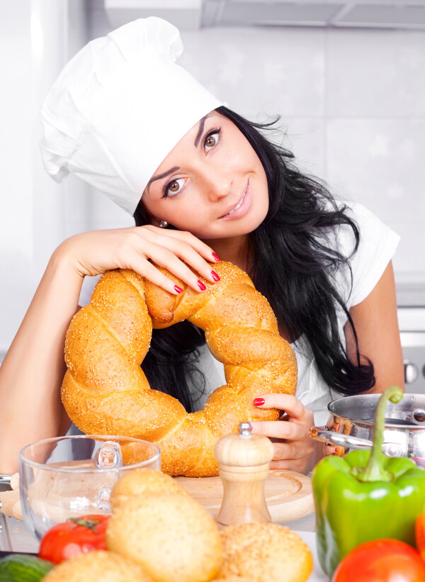 美女厨师与面包图片