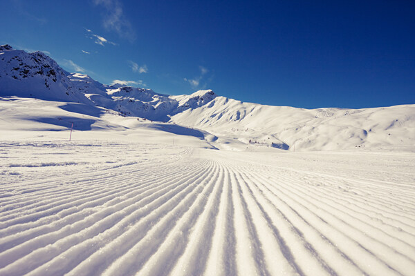 蓝天下的滑雪场图片