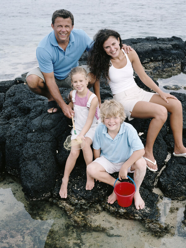 海边抓鱼的一家人图片
