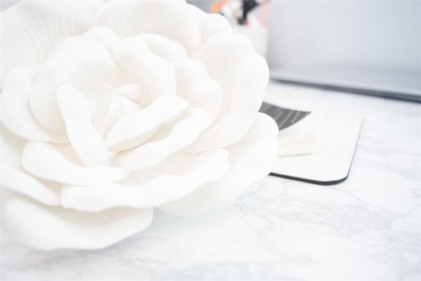 大理石桌上的白色纺织玫瑰花