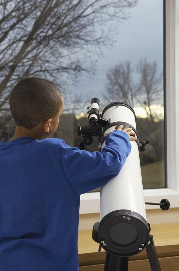 望远镜与小男孩图片