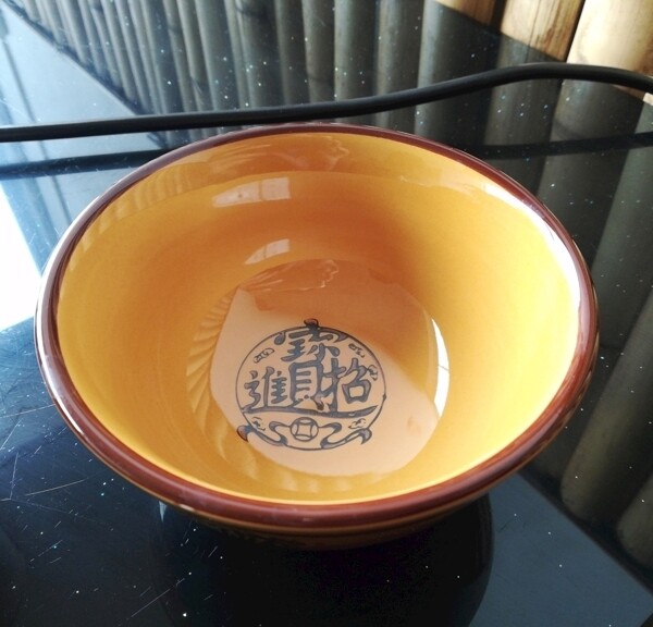 古典陶瓷汤碗图片