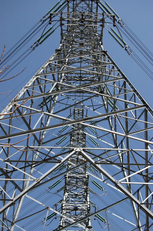 高压电输电线路上的铁塔图片