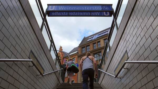 weinmeisterstasse地铁站入口