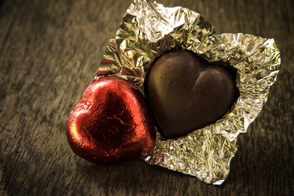 红色爱心与爱心巧克力图片