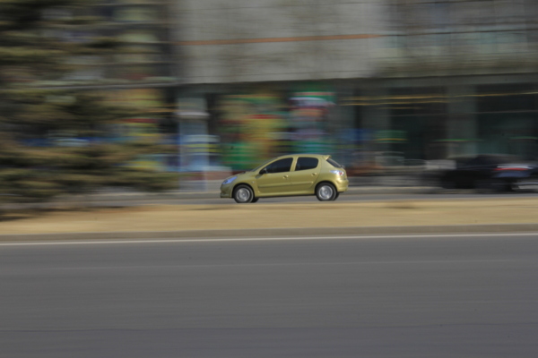 奔跑的汽車圖片