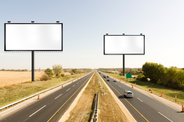 空白广告牌与公路图片