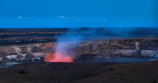 火山熔浆图片.
