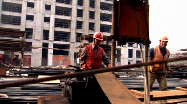 建筑工人拉钢筋建设城市家园高清实拍视频