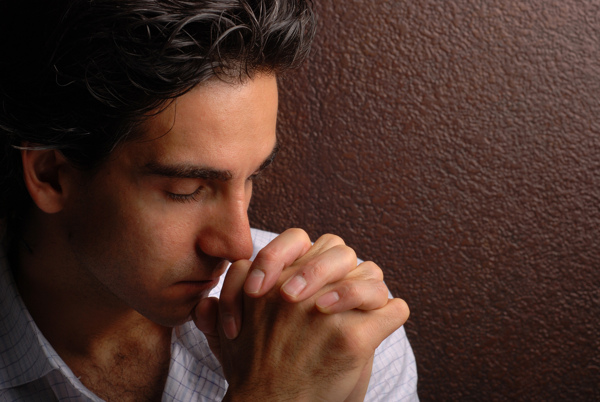 在祈祷的男人图片