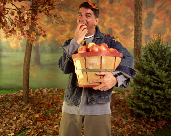 吃苹果的男人图片