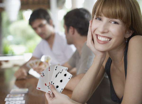 玩扑克的青年男女图片