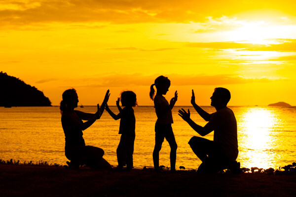 夕阳下拍手的一家人图片