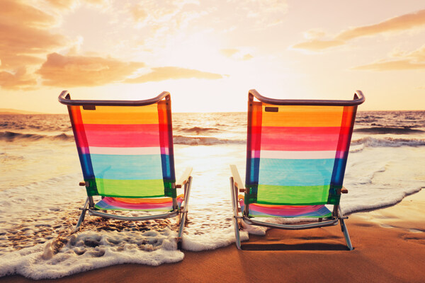 夕阳沙滩躺椅图片