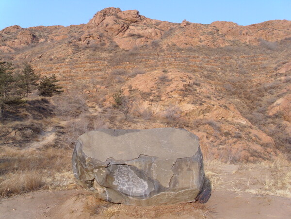 红山巨石