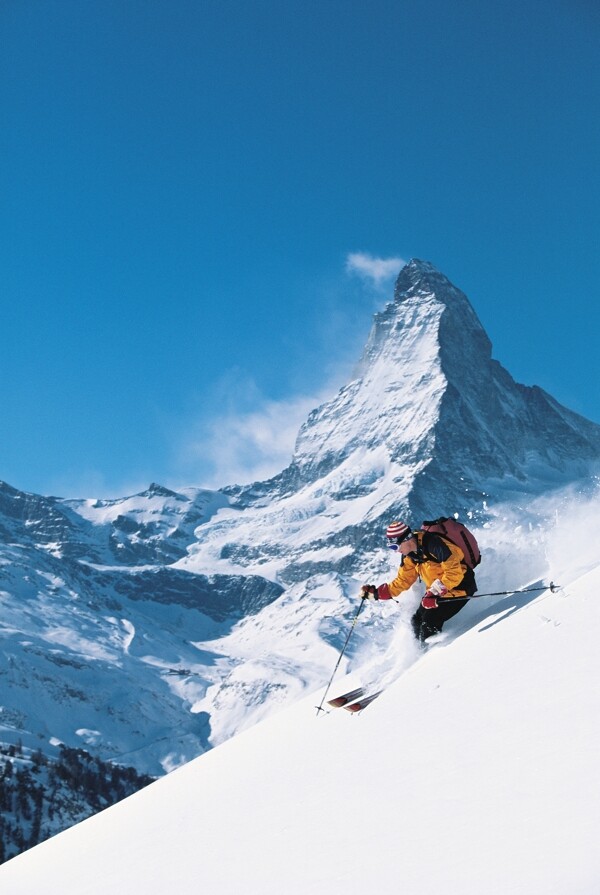 雪山上的运动员图片