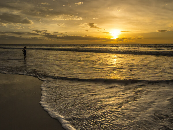 美丽黄昏沙滩风景图片