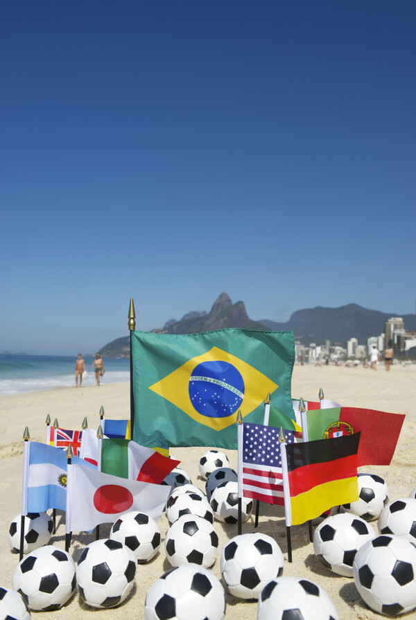 沙滩上的黑白足球与旗帜图片