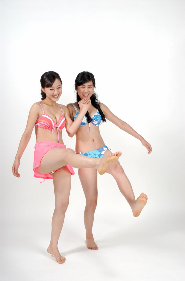 兩個比基尼美女圖片