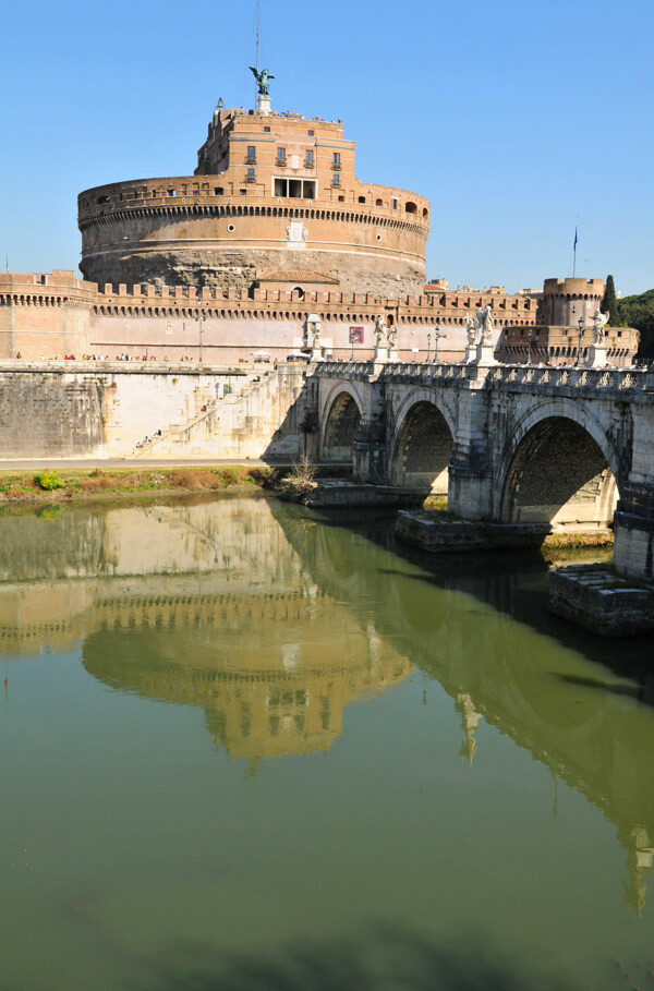 意大利建筑与水面上的桥图片