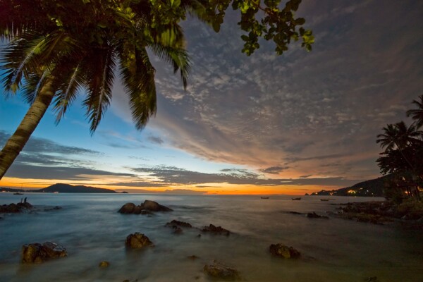 晨曦中的泰国巴东棕榈海滩图片