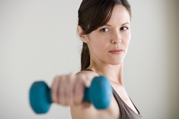 手臂锻炼的健身女性图片