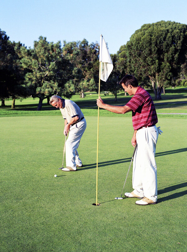 打高尔夫球的两个男人图片