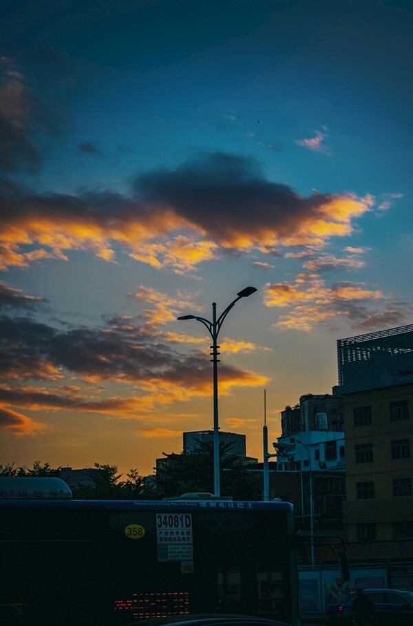城市夕阳火烧云图片