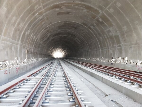 未通车的高铁隧道