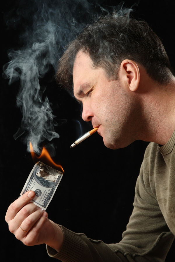 用煙燒美元的男人圖片