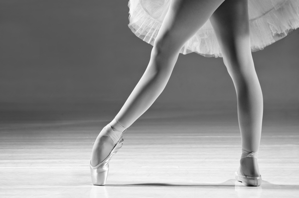 表演芭蕾舞的女孩脚部特写图片