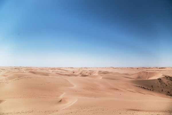 蓝天下的沙漠高清摄影图片