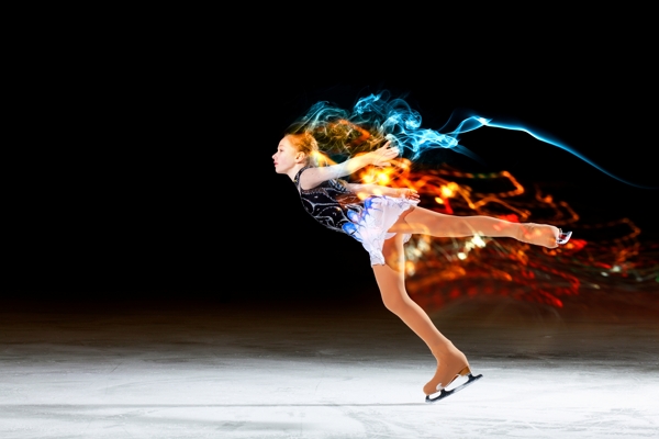 花样滑冰选手和彩色火焰图片